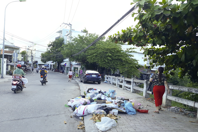 Nhếch nhác lối đi bộ trên cầu hộ