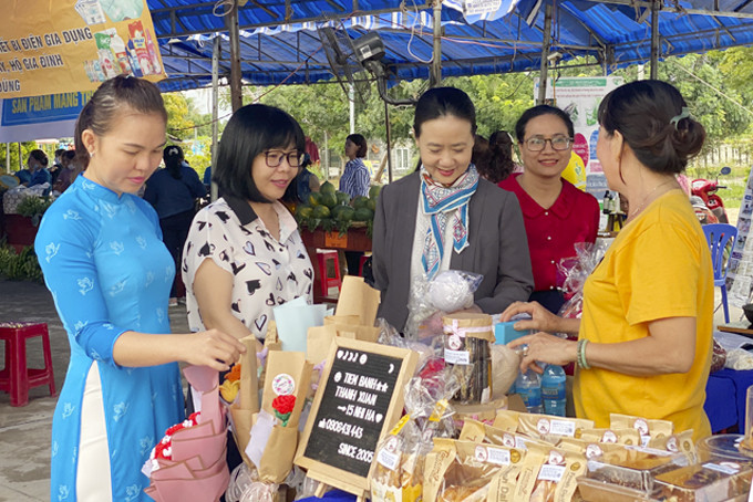 Nhiều gian hàng do phụ nữ làm chủ tham gia hội chợ “Ngày hội phụ nữ khởi nghiệp” năm 2022 tại huyện Cam Lâm.