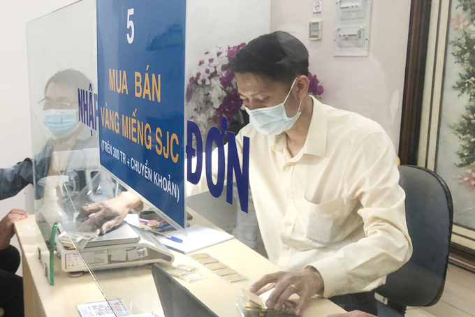 Giá vàng hôm nay 25.10.2022: Chênh lệch giá mua bán lên 1,3 triệu đồng/lượng