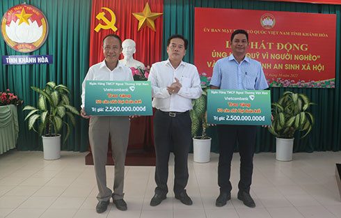 Đại diện Ngân hàng TMCP Ngoại thương Việt Nam chi nhánh Nha Trang trao ủng hộ xây nhà đại đoàn kết cho 2 huyện Khánh Sơn và Khánh Vĩnh.