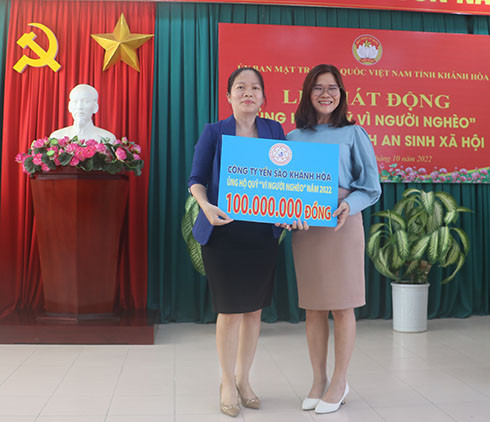 Đại diện Công ty TNHH Nhà nước Một thành viên Yến sào Khánh Hòa (bên trái) trao ủng hộ Quỹ “Vì người nghèo” tỉnh