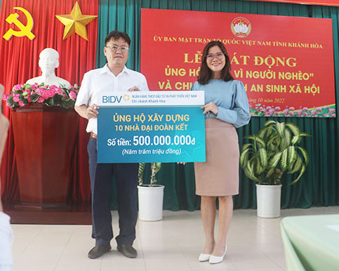 Đại diện Ngân hàng TMCP Đầu tư và Phát triển Việt Nam Chi nhánh Khánh Hòa trao bảng tượng trưng ủng hộ Quỹ  "Vì người nghèo " tỉnh.