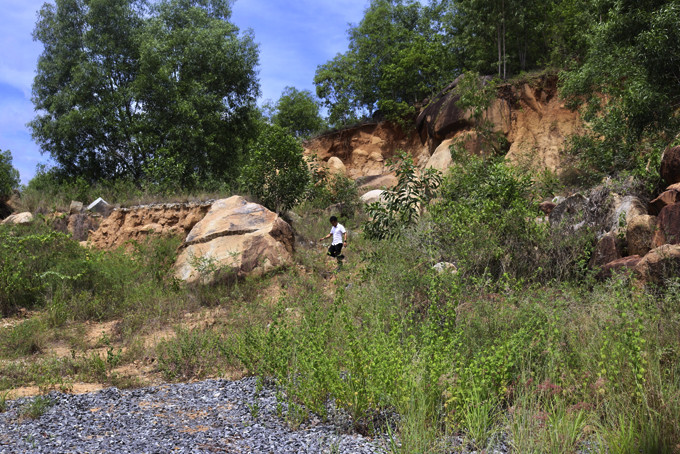 Một số mỏ đất, đá ở huyện Cam Lâm từng diễn ra tình trạng  khai thác khoáng sản trái phép nay đã được ngăn chặn.