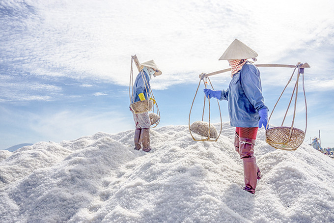Harvesting salt in Hon Khoi