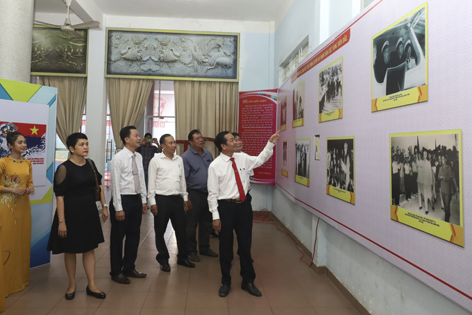 Các đại biểu xem hình ảnh được giới thiệu tại triển lãm. 