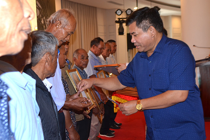 Ông Y Thông - Thứ trưởng, Phó Chủ nhiệm Ủy ban Dân tộc và ông Nguyễn Anh Tuấn tặng quà của Ủy ban Dân tộc cho người có uy tín.