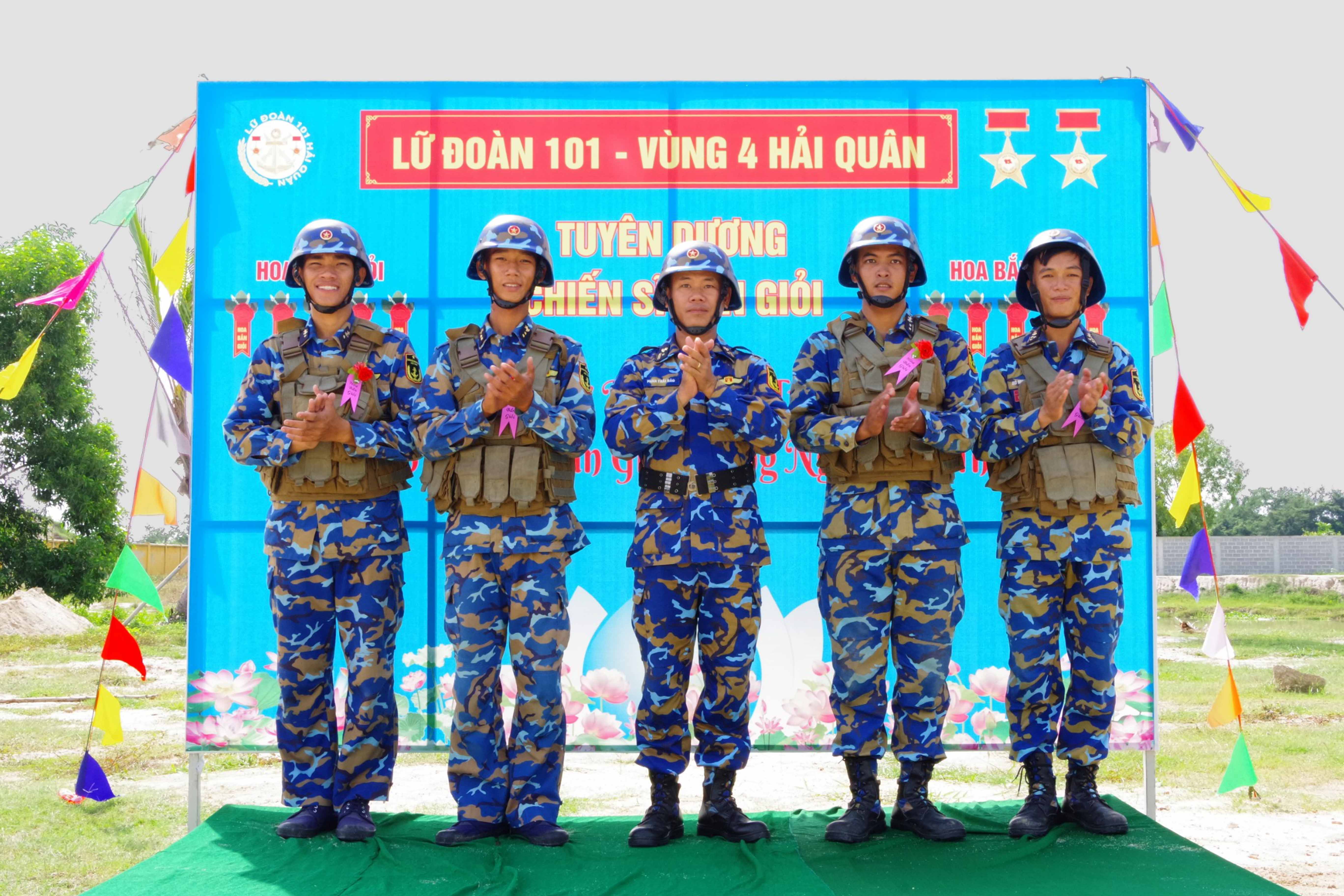 Vùng 4 Hải quân kiểm tra công tác huấn luyện bắn súng tại Lữ đoàn 101