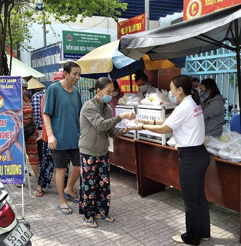 Người dân xếp hàng nhận cơm