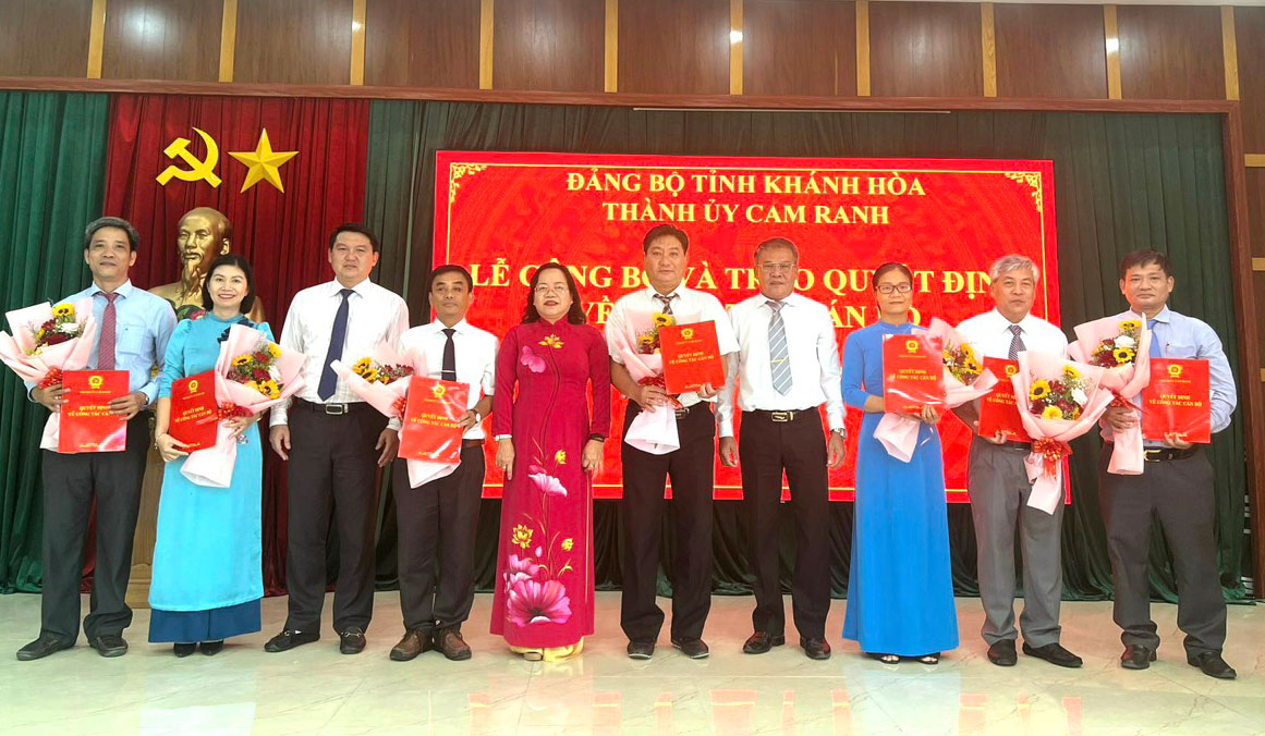 Lãnh đạo Thành ủy Cam Ranh trao quyết định cho các cán bộ