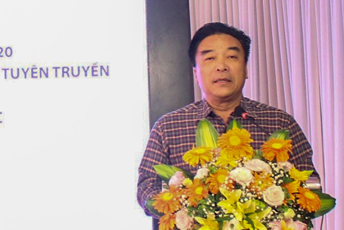Ông Đoàn Minh Long - Chủ tịch Hội Nhà báo tỉnh Khánh Hòa trình bày tham luận tại hội nghị.