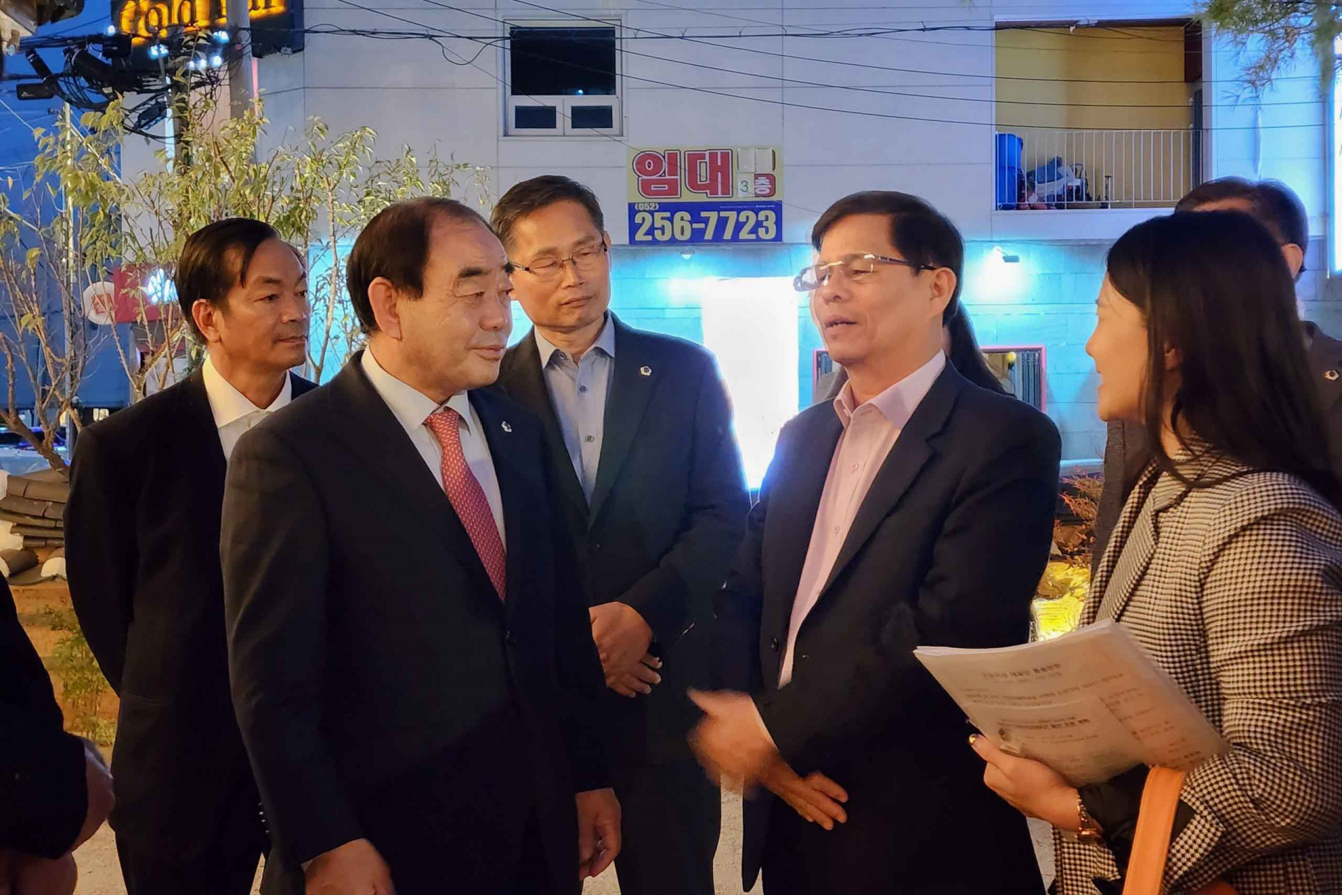 Chủ tịch UBND tỉnh Nguyễn Tấn Tuân trao đổi với ông Kim Ki-Hwan - Chủ tịch Hội đồng TP. Ulsan. 