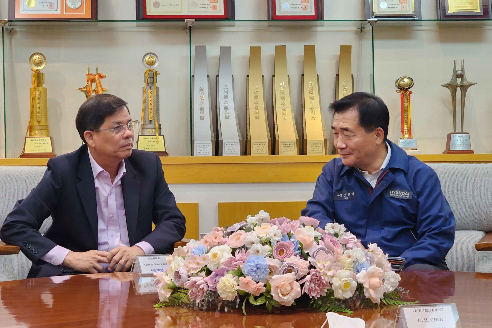 Chủ tịch UBND tỉnh Nguyễn Tấn Tuân làm việc với ông Shin Hyeon Dea - Tổng Giám đốc điều hành Công ty Hyundai Mipo Shipbuilding 