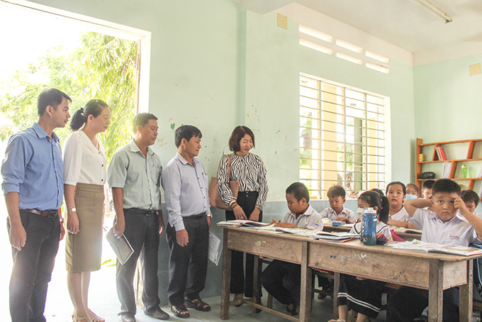 Đoàn giám sát nắm bắt tình hình dạy và học tại Trường Tiểu học Cam Phước Đông 1.