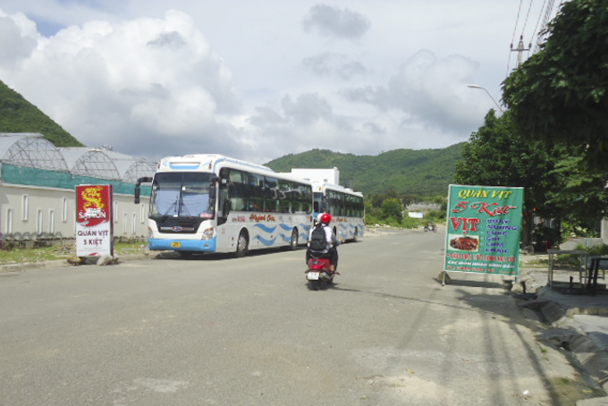 Dựng bảng hiệu dưới lòng đường