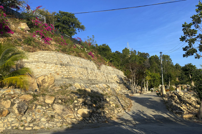 Công trình đường và kè đá trên đất rừng sản xuất  của bà Nguyễn Ngọc Lan tại phường Cam Phú.