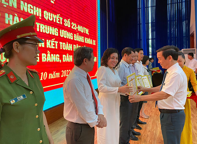 Ông Nguyễn Thế Sinh – Phó Bí thư Thường trực Thành ủy, Chủ tịch HĐND thành phố trao giấy khen cho các cá nhân.