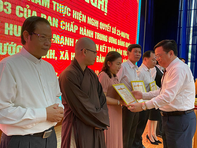 Ông Nguyễn Sỹ Khánh – Phó Bí thư Thành ủy, Chủ tịch UBND thành phố trao giấy khen cho các cá nhân.