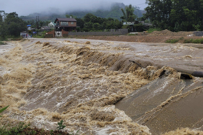 Cầu tràn Ko Róa (huyện Khánh Sơn) bị nước lũ tràn về gây chia cắt lưu thông vào sáng 27-10.