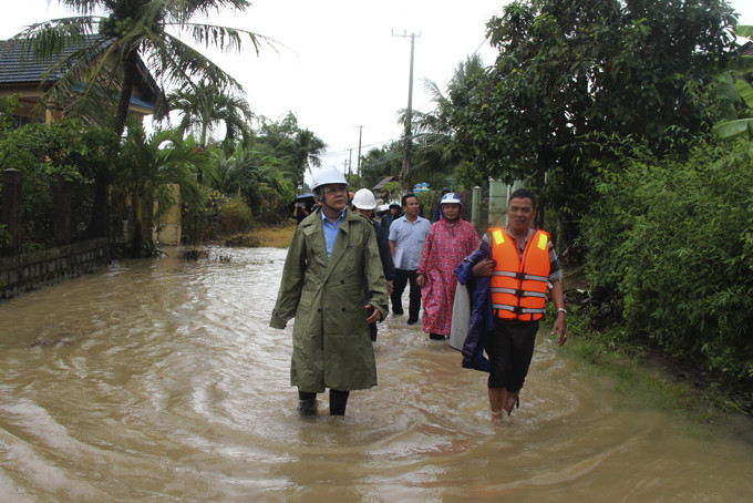 Ông Lê Hữu Hoàng kiểm tra tình hình ngập lụt tại thôn Phụng Cang, xã Ninh Hưng.