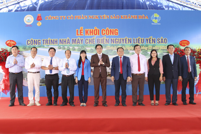 Các đồng chí lãnh đạo tỉnh tại lễ khởi công Nhà máy Chế biến nguyên liệu yến sào.
