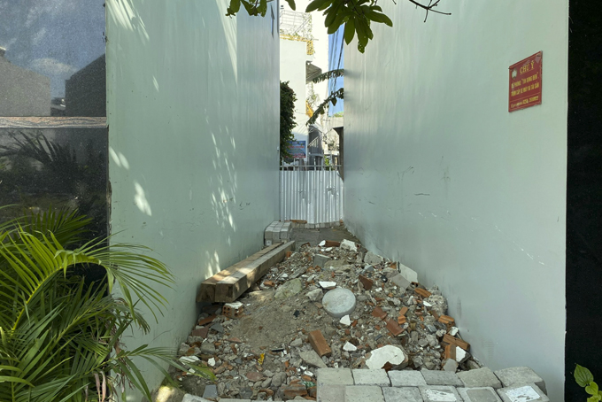 Một đầu lối đi chung hẻm 69 Quảng Đức bị rào kín: Nằm trong diện tích đã cấp sổ đỏ cho hộ dân