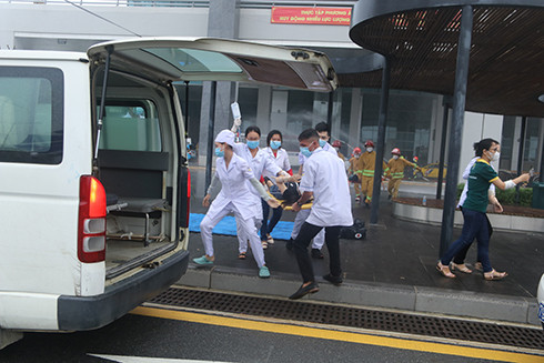 Kíp y bác sĩ khẩn trương đưa nạn nhân tới cơ sở y tế chữa trị