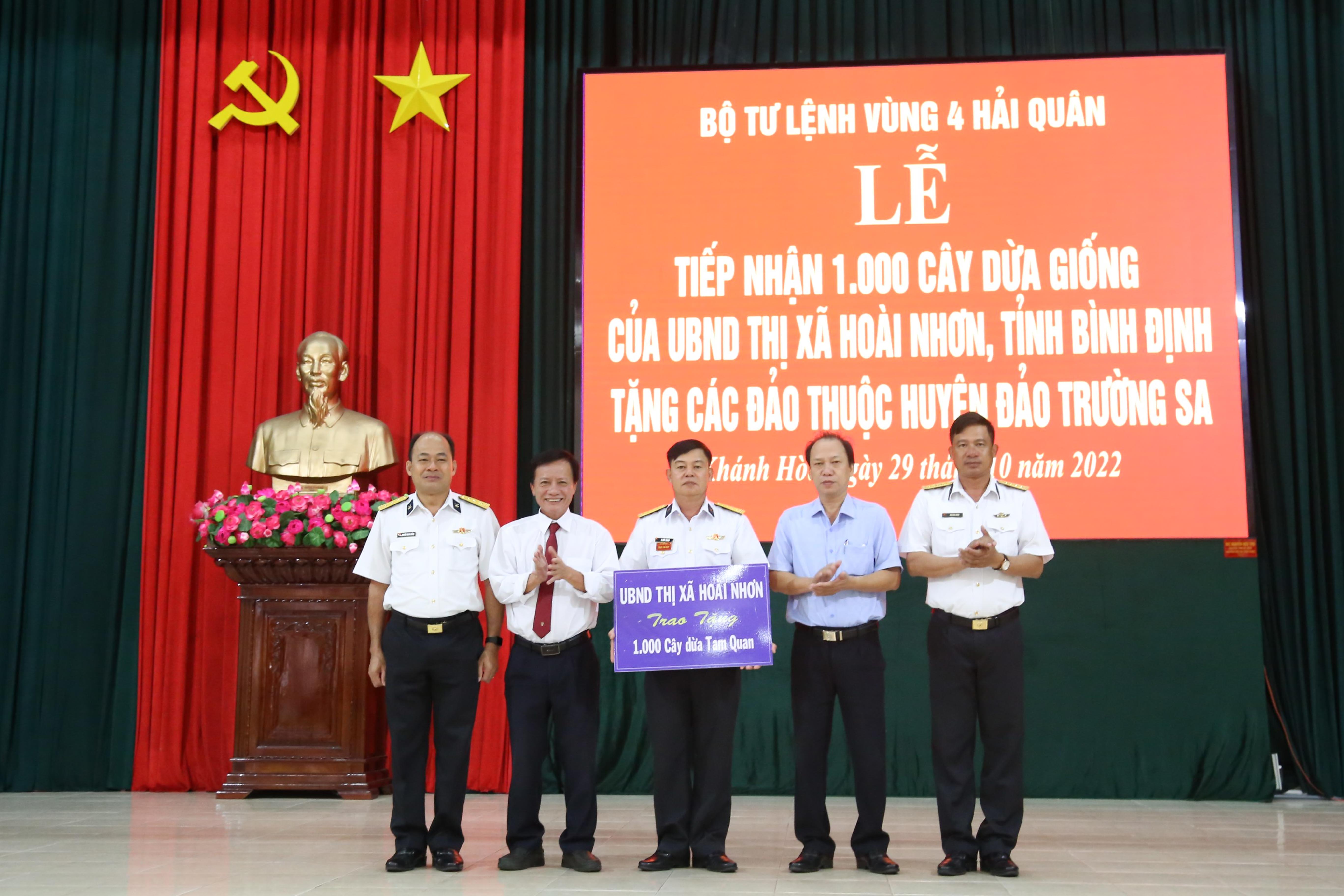 Vùng 4 Hải quân tiếp nhận 1.000 cây dừa giống do thị xã Hoài Nhơn hỗ trợ