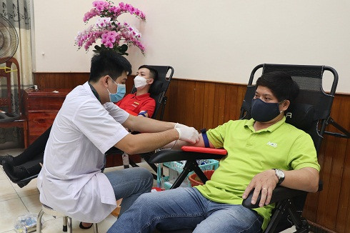 Một nhân viên của một ngân hàng tham gia hiến máu tình nguyện. 