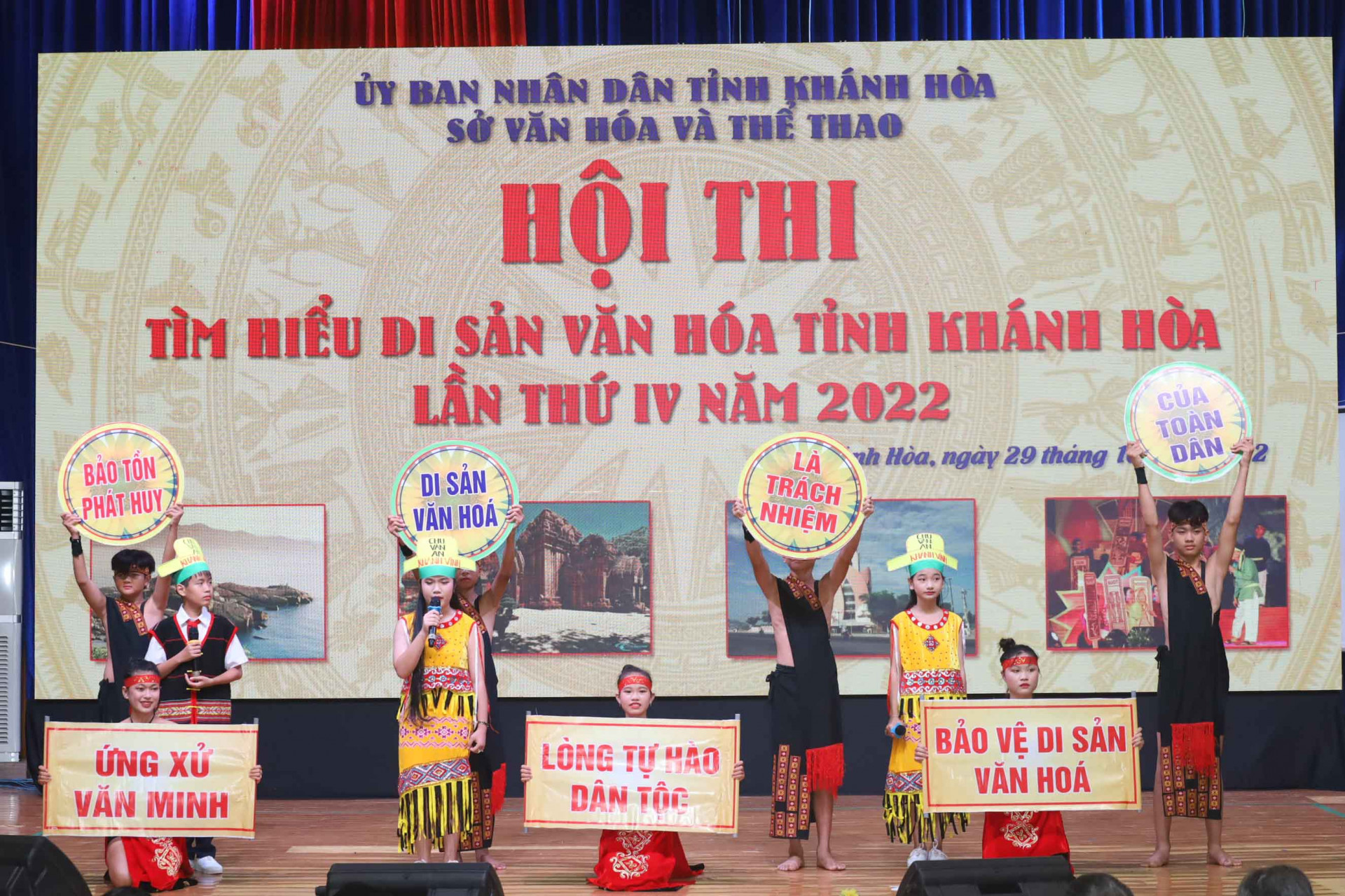 Phần thi chào hỏi của đội Trường THCS Chu Văn An (huyện Khánh Vĩnh).