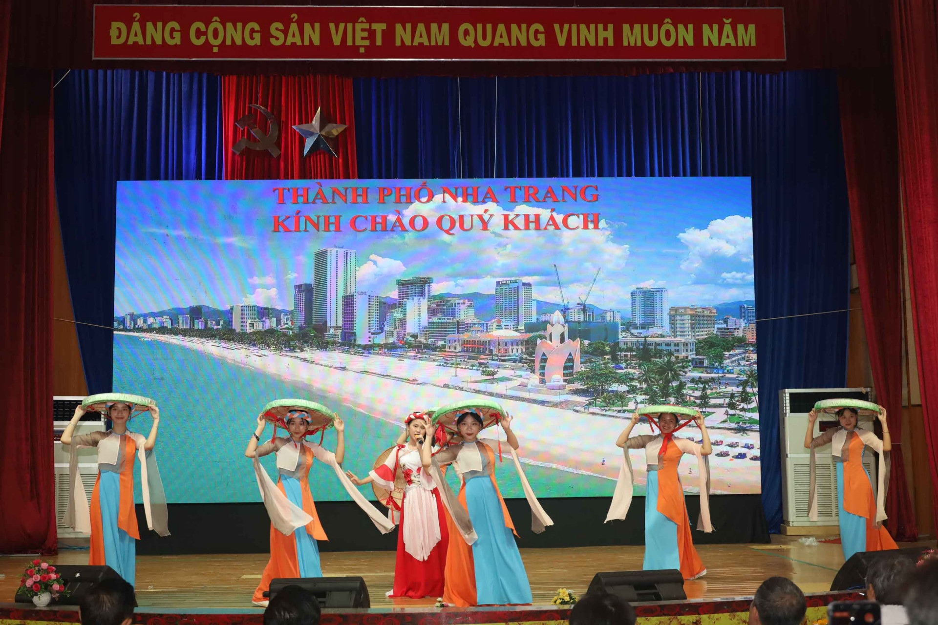 Tiết mục biểu diễn làn điệu dân ca Bắc bộ Gió đánh đò đưa của đội thi đến từ TP. Nha Trang. 