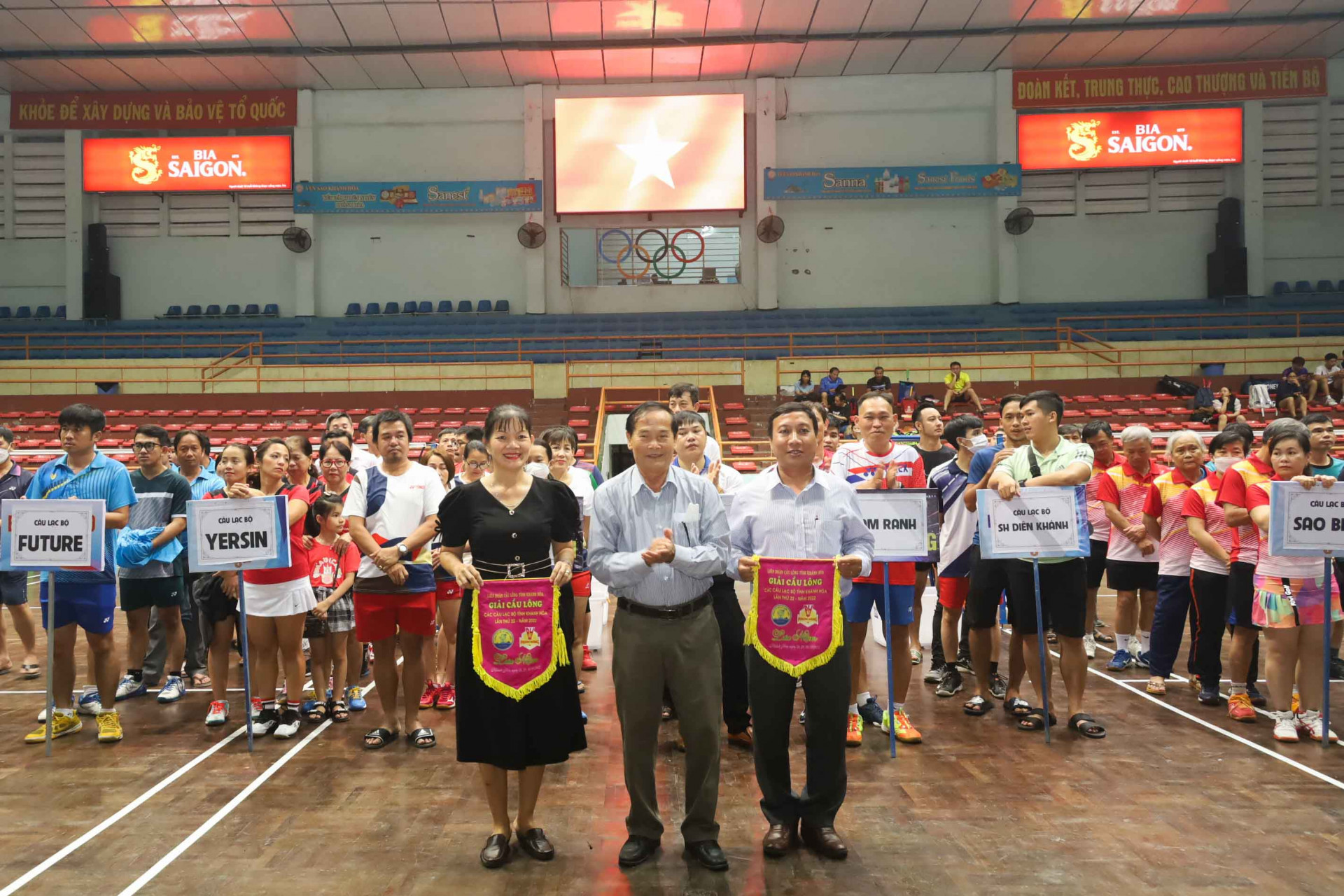 Representative of Khanh Hoa Provincial Badminton Federation offering souvinir flags to sponsors