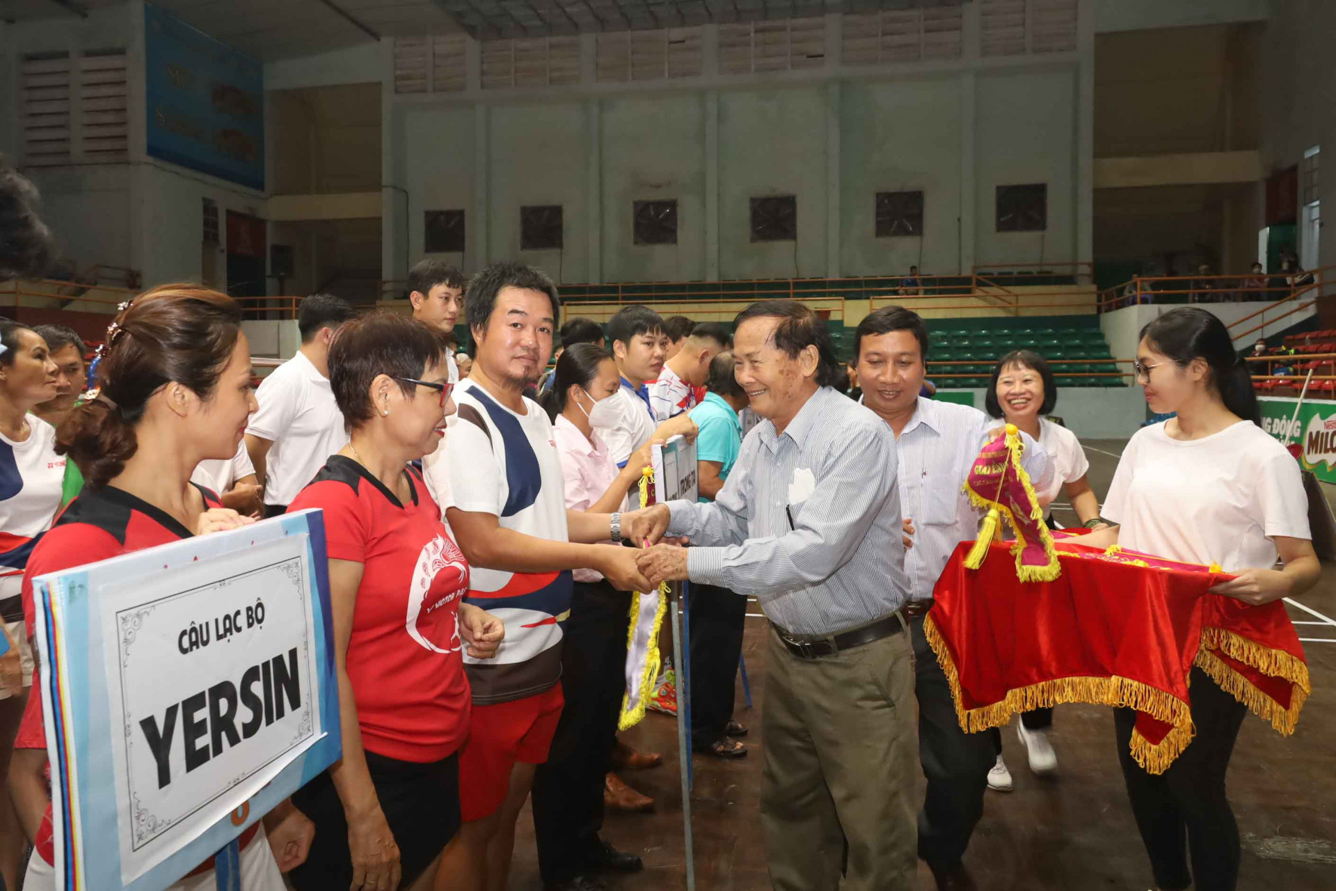 Leadership of Khanh Hoa Provincial Badminton Federation offering souvinir flags to clubs