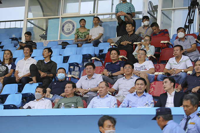 Lãnh đạo UBND tỉnh, Ban tổ chức, đại diện nhà tài trợ đến xem và cổ vũ cho trận đấu.