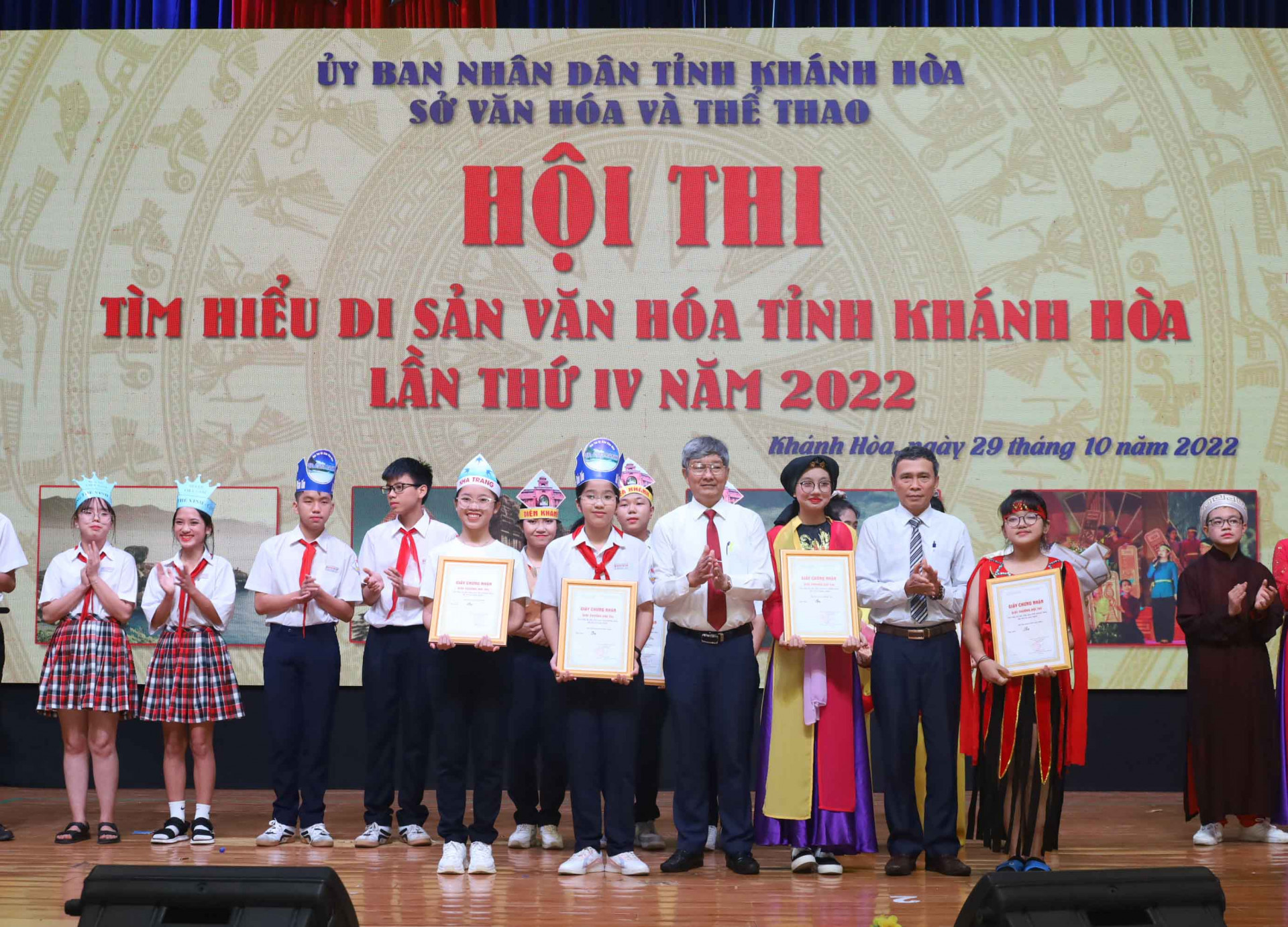 Leaders of the provincial Party Committee's Propaganda and Training Department and the provincial Department of Education and Training awarded teams third prizes