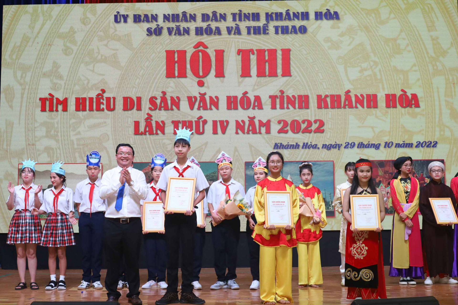 Leader of Ninh Hoa Town People's Committee giving the second prizes to teams