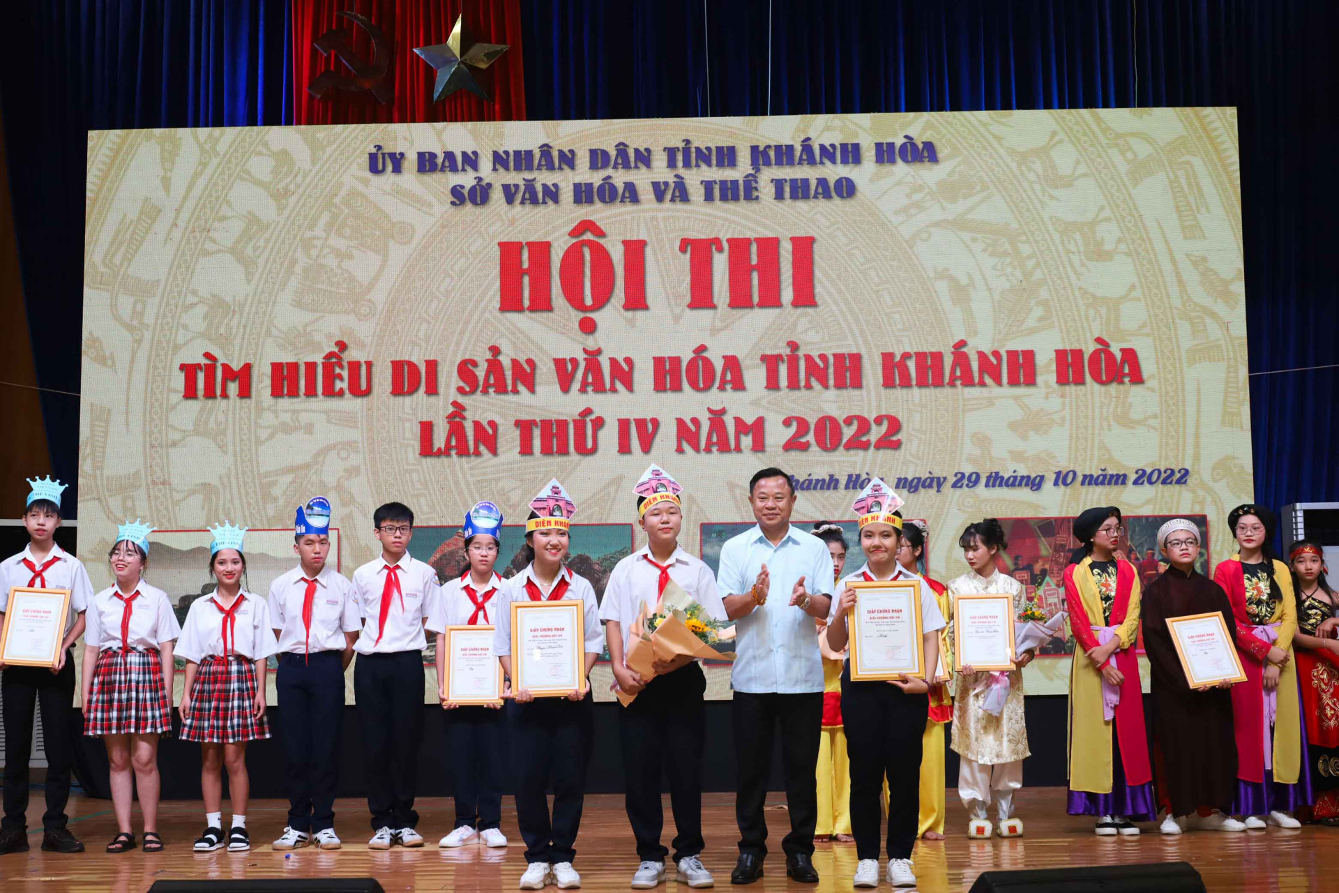 Leader of Khanh Hoa Provincial Department of Culture and Sports giving the first prize Dien Khanh’s school