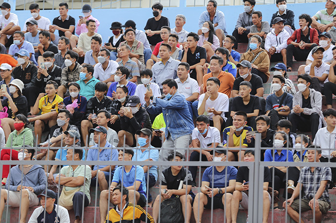 Many people came to the stadium to see the match and cheer the home team.