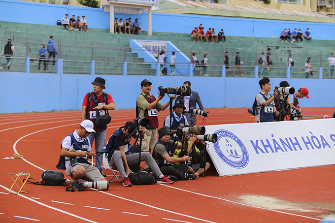 Reporters on the match between Khanh Hoa FC and Can Tho