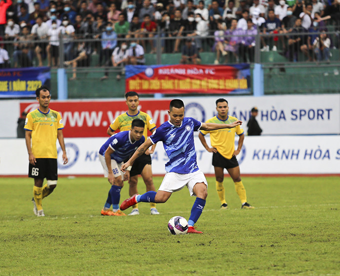 Forward Thanh Binh converts the penalty kick to put Khanh Hoa FC up 2-1
