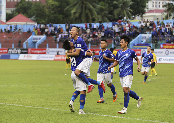 Khanh Hoa FC players celebrating goal 