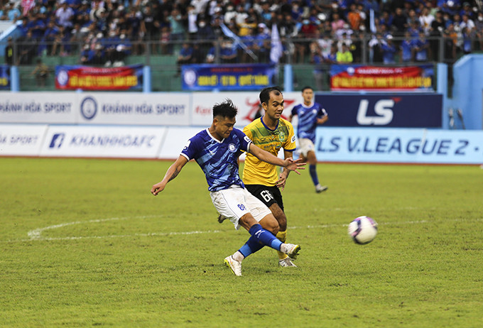 Huu Khoi (in blue) score Khanh Hoa FC’s third goal