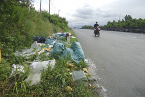 Rác nơi hành lang quốc lộ