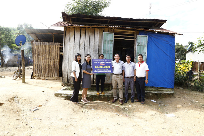 Một doanh nghiệp hỗ trợ kinh phí xây nhà cho đồng bào dân tộc thiểu số nghèo ở huyện Khánh Vĩnh.