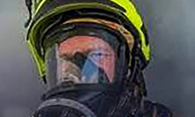  Mũ bảo hiểm thông minh có thể giúp lính cứu hỏa nhìn xuyên khói. 