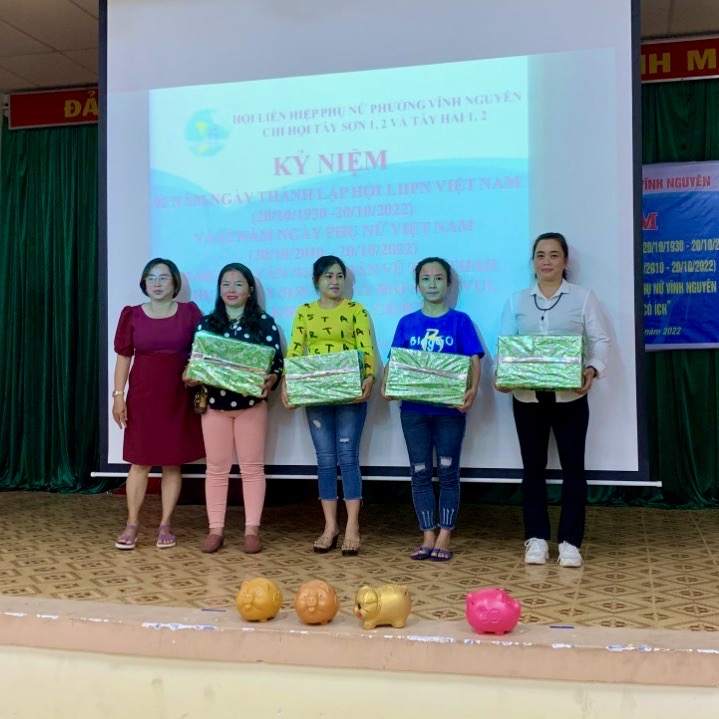 Trao quà, học bổng cho phụ nữ, trẻ em nghèo