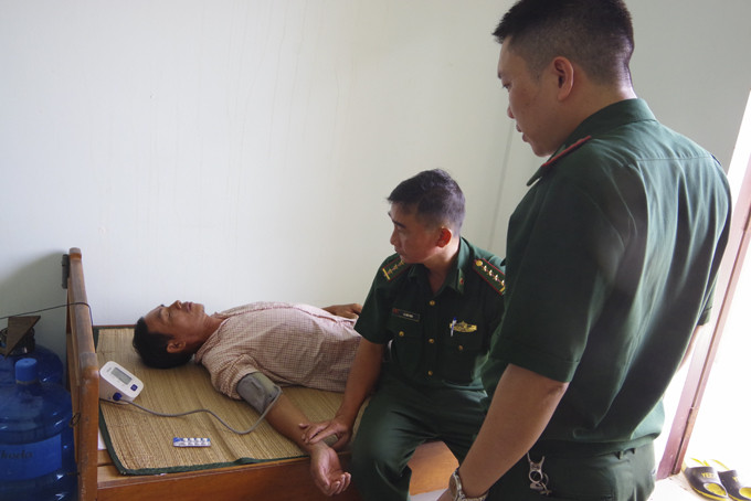 Quân y Đồn Biên phòng Cầu Bóng kiểm tra sức khỏe  người bị nạn.     