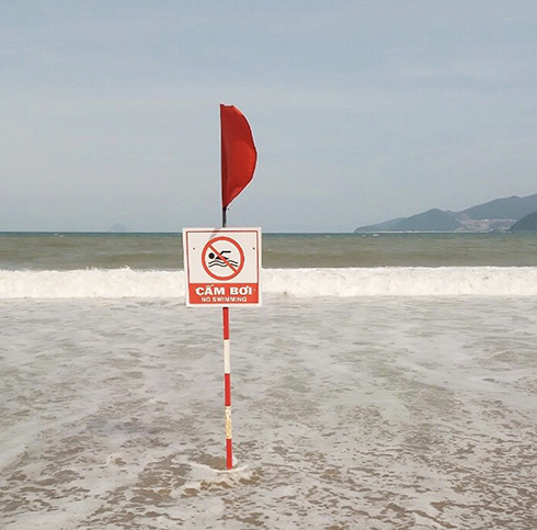 Bất chấp cảnh báo, một Việt kiều tắm biển bị sóng đánh tử vong