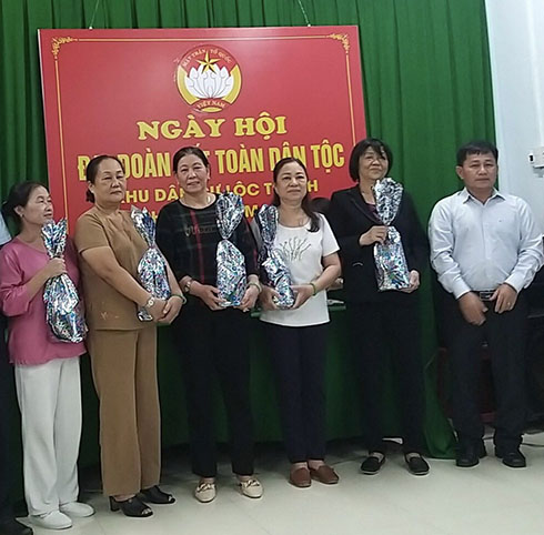 Ông Trần Khánh Hòa - Chủ tịch UBMTTQ Việt Nam TP. Cam Ranh, Trưởng ban Dân vận Thành ủy trao quà cho các gia đình thực hiện tốt cuộc vận động