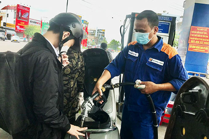 Người dân đổ xăng tại một cây xăng trên địa bàn TP. Nha Trang
