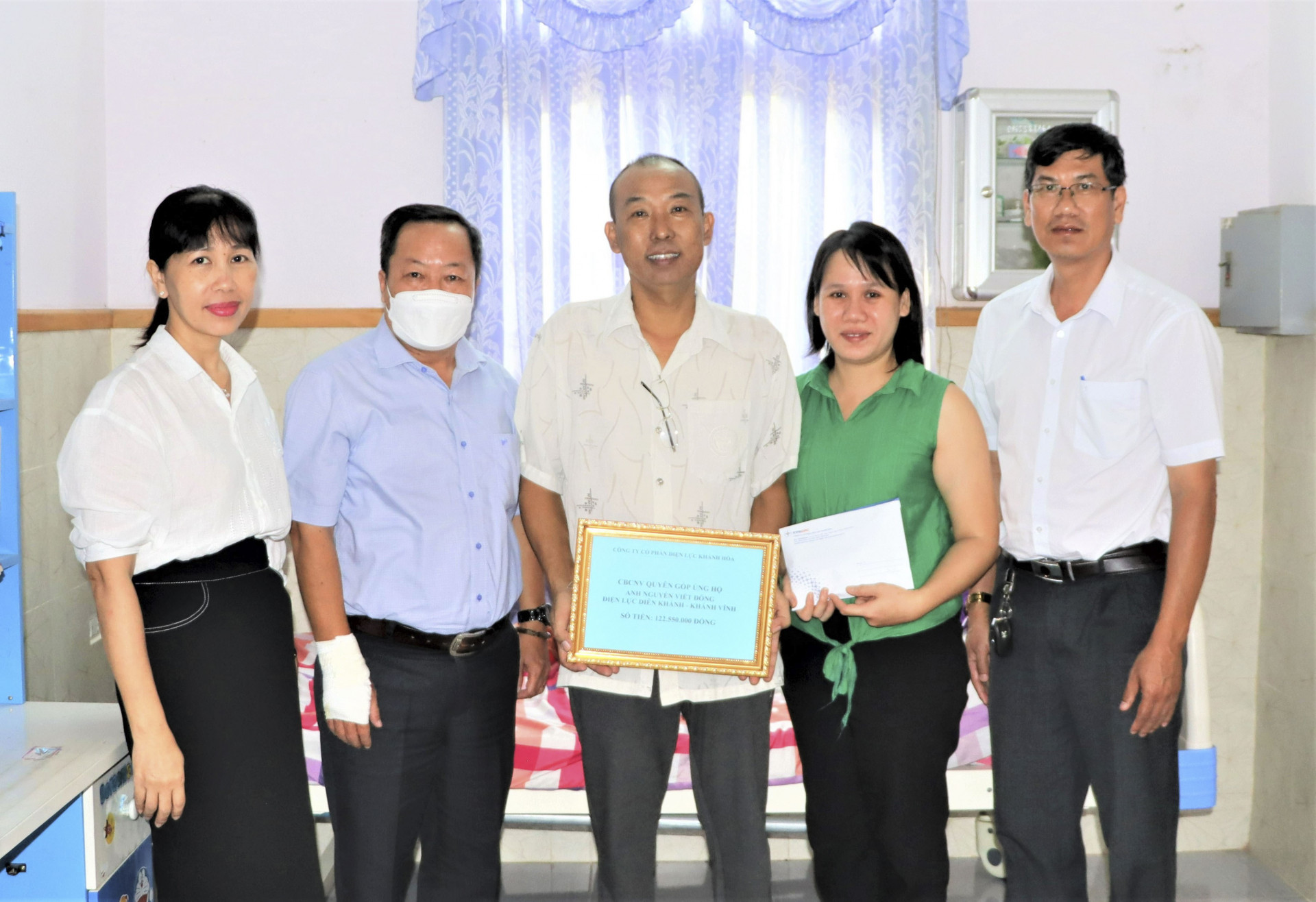 Công đoàn PC Khánh Hòa trao tiền hỗ trợ công nhân mắc bệnh hiểm nghèo.